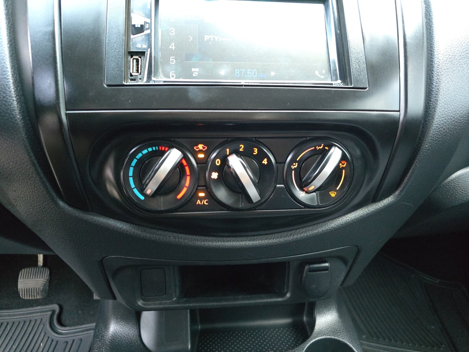 2020 Nissan NP300 DOBLE CABINA DOBLE CABINA S TM AC PAQ. SEG. 6VEL