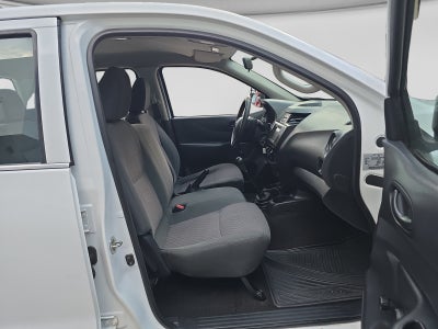 2020 Nissan NP300 DOBLE CABINA DOBLE CABINA S TM AC PAQ. SEG. 6VEL