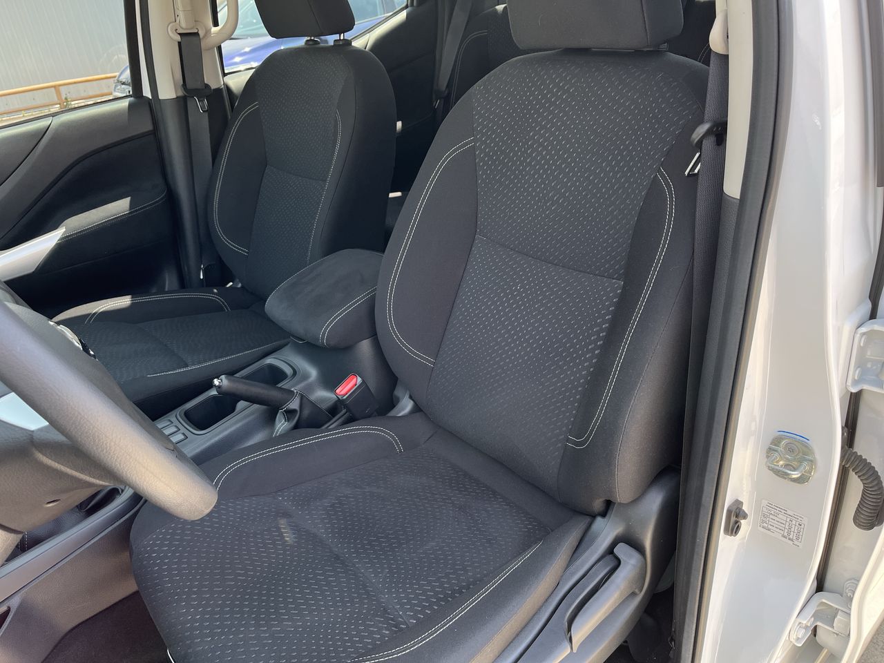 2020 Nissan FRONTIER DOBLE CABINA SE TM AC PAQ SEG 6VEL
